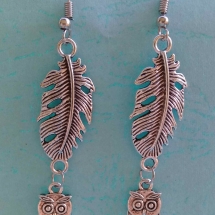 BF041 - large feather with owl charm BF041 - large feather with owl charm